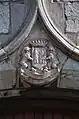 Blason de la famille de Crawhez au-dessus de la porte.