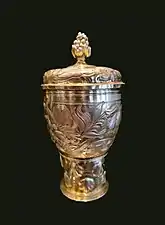 Gobelet à couvercle.