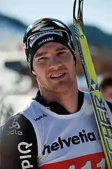Portrait en buste de Dario Cologna, vainqueur de l'épreuve de 15&nbsp;kilomètres à laquelle Teklemariam a participé.