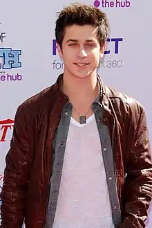 David Henrie interprète Luke, le fils de Ted