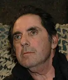 David Proval interprète Richie Aprile.