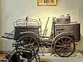 Un dog-car de Dion de 1885 (musée de Compiègne).