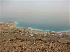 Dolines formées le long du rivage asséché (2011).