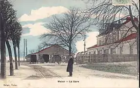 La cour aux marchandises, au début du XXe siècle. Au premier plan, la voie du tramway de Melun à Barbizon.