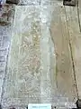 Dalle funéraire à effigie gravée de R. de Montferel.