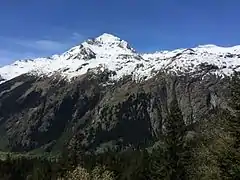 Le pic de la Dent Parrachée, enneigé, sous un ciel bleu.