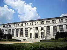 Le United States Public Health Service Building, sur Constitution Avenue.