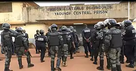 Déploiement de la police à l'entrée de la prison centrale de Kondengui