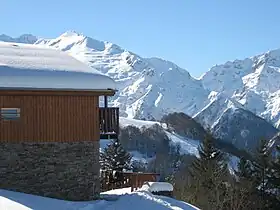 Chalet à Guzet. L'échancrure dans la chaîne est le port de Marterat (2&nbsp;217&nbsp;m).
