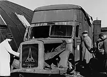 photographie en noir et blanc d'un camion de gazage
