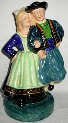 Couple régionaliste en faïence de Desvres, Manufacture Gabriel Fourmaintraux. France, début XXe&nbsp;siècle, localisation inconnue.