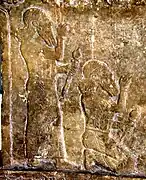 Double représentation du roi assyrien Tukulti-Ninurta Ier (1233-1197), debout et assis, sur un autel sculpté (copie). Pergamon Museum.