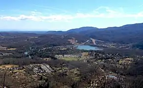 Vue de Caryville et du lac Cove depuis Devils Racetrack.