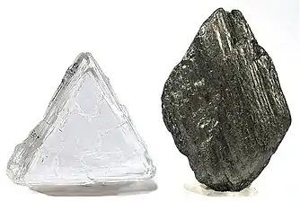 Exemple d'équilibre chimique instable. Le diamant (à gauche) est une forme instable du carbone. Sur une très longue échelle de temps, le diamant se transforme en graphite (à droite).