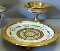 Soucoupe et coupe avec décorations en or pailleté, c. 1790. Musée des porcelaines (Florence)