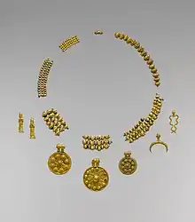 Collier en or et pendentifs symbolisant des divinités trouvés dans le « trésor de Dilbat », fin de la période paléo-babylonienne. Metropolitan Museum of Art.