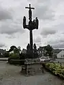 Dinéault : le calvaire de l'enclos paroissial (construit par Roland Doré).