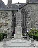 Le monument aux morts de Dinéault.