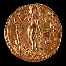 La reine, au revers de la pièce précédente, tient un chasse mouche pour l'éventail du cheval et un instrument pointu en forme d'aiguille, avec la légende "Un assez puissant pour effectuer le sacrifice d'Ashvamedha",.