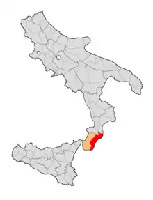 Carte du Royaume des Deux-Siciles, composé de l'actuel sud de l'Italie, avec la point sud de la Calabre divisée en trois parties (de couleur beige) pour les trois districts, et le district à l'est coloré en rouge foncé.