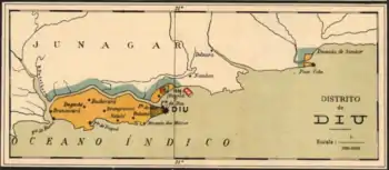 Vieille carte à grande échelle centrée sur Diu en Inde, un comptoir portugais enclavé et séparé par un cours d'eau du continent. Seule une petite partie du territoire est sur le continent. Plus à l'Est se trouve la minuscule exclave Simbor, rattachée administrativement à Diu.