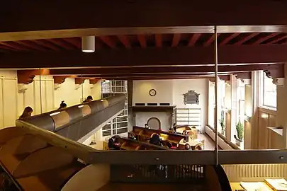 Pendant des siècles, une salle de réunion et une scène d'entraînement à la cible en salle. Au XXe&nbsp;siècle, une salle de sport pour le lycée local, et maintenant une salle d'étude.