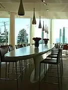 Le « Garden Restaurant », la table ovale (« la table Titanic »).