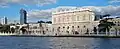 Vue de près du palais de Dolmabahçe depuis le Bosphore.