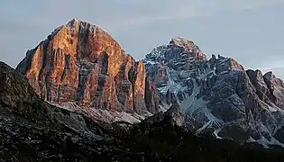 L'effet de l'alpenglow sur le Tofane.