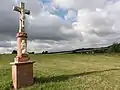 Paysage avec croix et vue sur le viaduc de la LGV Est européenne.