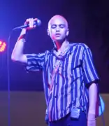 Dominic Fike interprète Elliot.