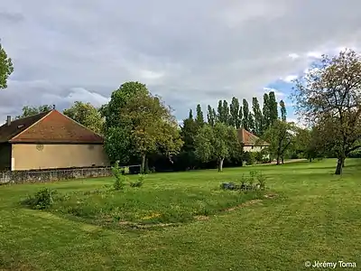 Le jardin arrière et les deux dépendances.