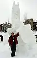 Le sculpteur canadien Michael Lane, posant devant Family Reunion, 1re&nbsp;place du en 2009 à Breckenridge lors de l'International Snow Sculpture Championships.