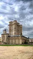 Donjon entouré de sa chemise.