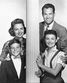Casting en 1958 de la série The Donna Reed Show : Donna Reed, Carl Betz, Paul Petersen&nbsp;(en) et Shelley Fabares (de haut en bas et de g. à d.)
