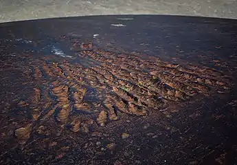 Impacts ayant labouré l'acier d'une tourelle.