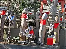 Photo couleur d'autels en bois en forme de phallus, à l'extérieur d'un tmple shinto.