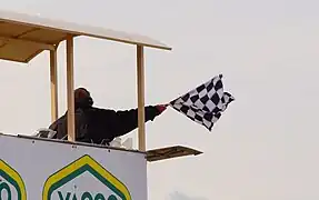 Une arrivée sous drapeau à damier.