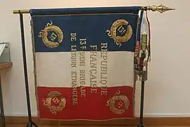 Sur le drapeau de la 13e&nbsp;DBLE.