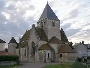 Chevet de l'église romane Saint-Romain du XIIe&nbsp;siècle.