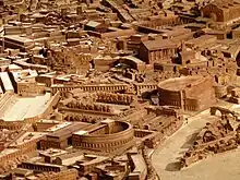 Photographie d'une maquette de ville antique localisant divers monuments.