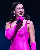 Dua Lipa, qui chante Dance the Night sur la bande originale.