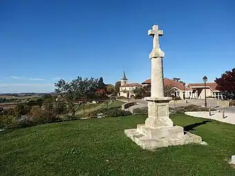 Croix à côté du moulin.