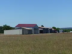 Les bâtiments de l'aérodrome de Figeac-Livernon.