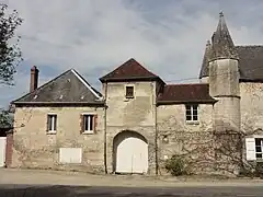 Entrée du manoir (XIIIe&nbsp;siècle).
