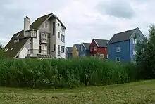 Maison autoconstruite (à gauche) et plus « classiques » (à droite)