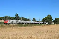 Une E 37500 d'Europorte tractant des wagons citernes Millet dans le sud de la France.