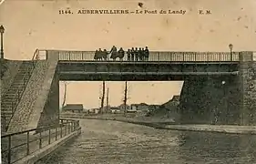 Le Pont du Landy sur le canal Saint-Denis, dans les années 1910.