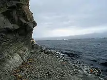 Encoche de sapement en pied de falaise.