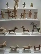 Figurines en terre cuite vouées au sanctuaire d'Olympie, Xe&nbsp;– VIIe&nbsp;siècle av. J.-C. Musée archéologique d'Olympie.